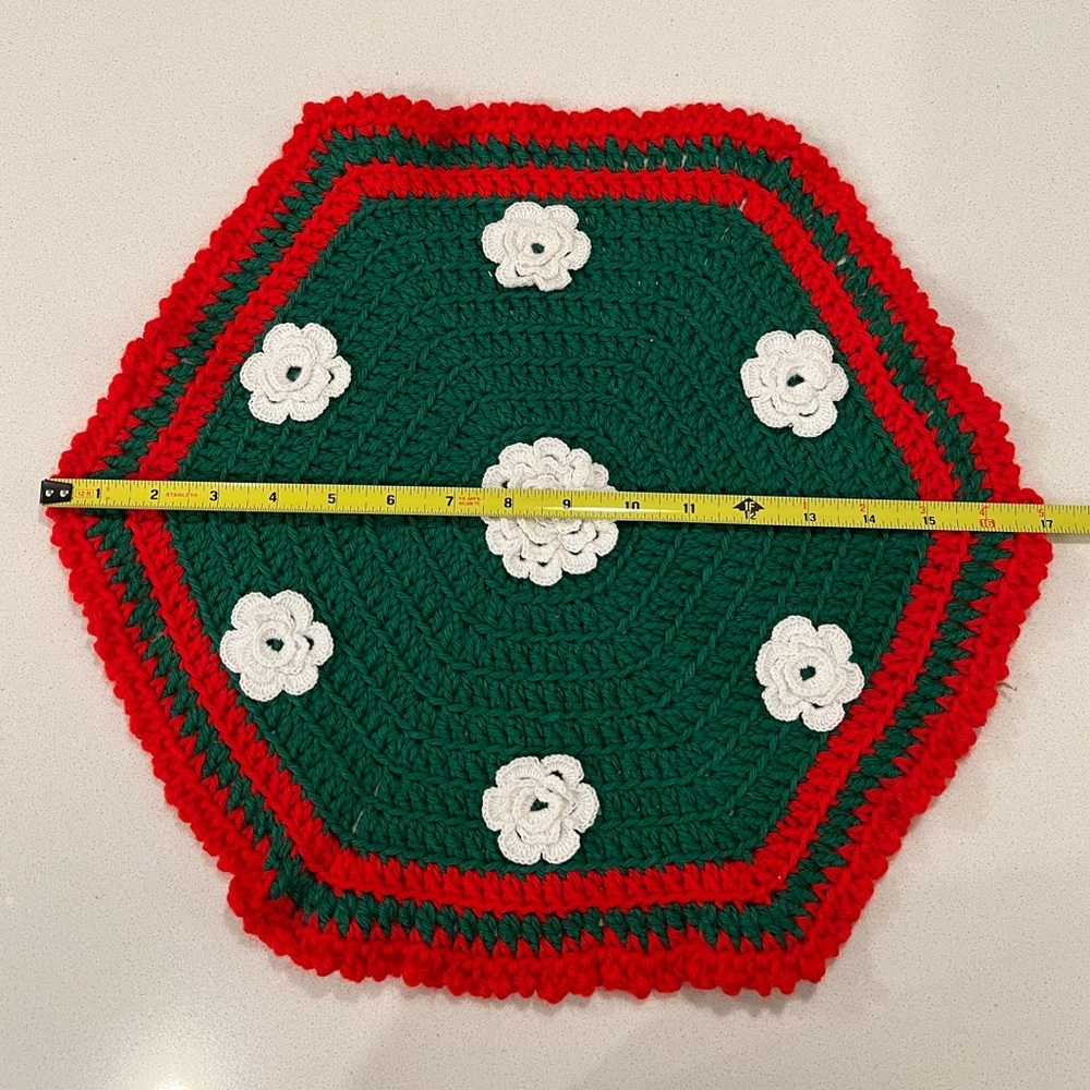 Vintage Christmas Crocheted Doily Table Topper Red Green White Flowers Retro - Picture 5 of 6